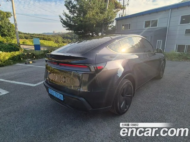 Tesla Model Y — Фото автомобиля 2