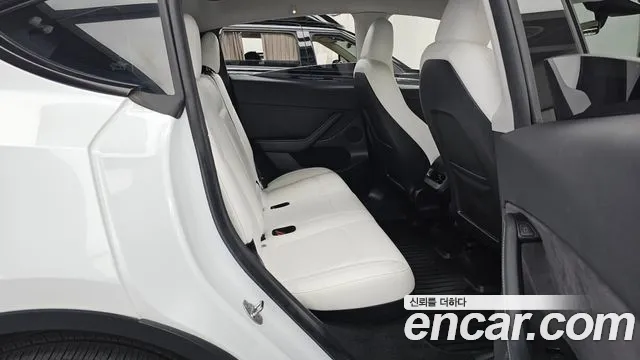 Tesla Model Y — Фото автомобиля 18