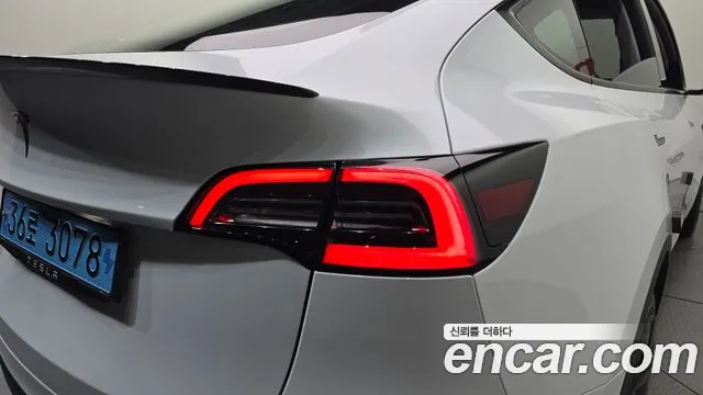 Tesla Model Y — Фото автомобиля 8