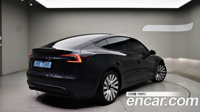 Tesla Model 3 — Фото автомобиля 2
