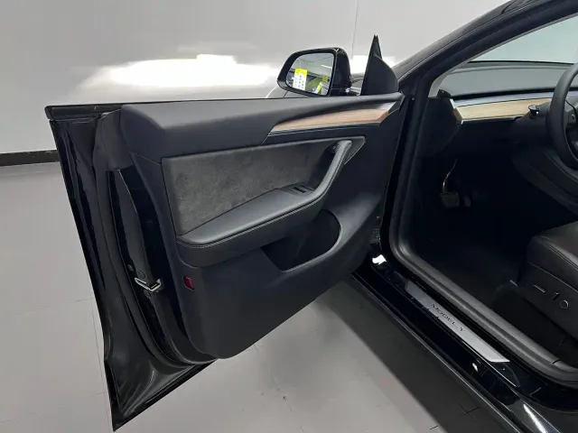Tesla Model Y — Фото автомобиля 15