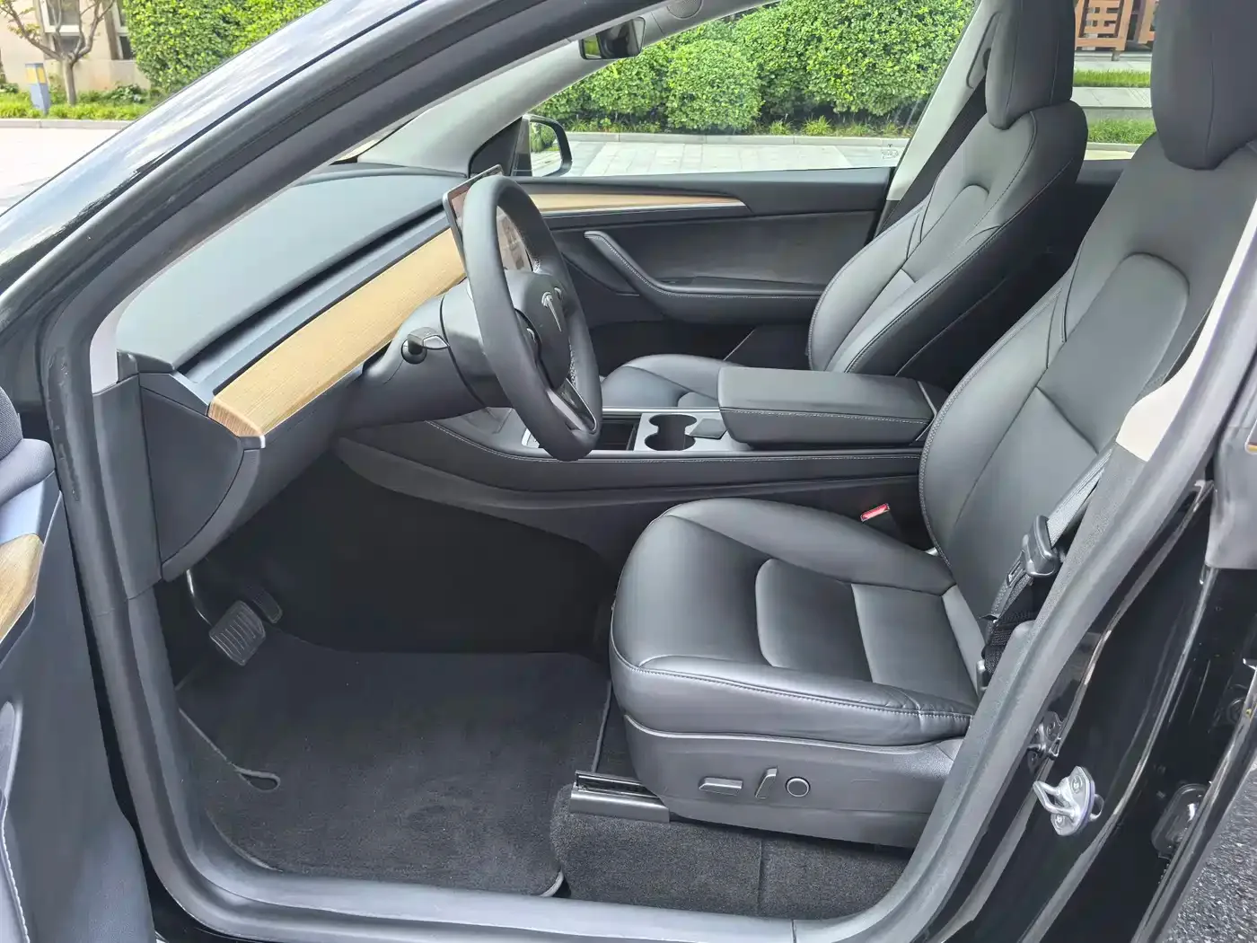 Tesla Model Y 2022 Rear-Wheel Drive Version — Фото автомобиля 21