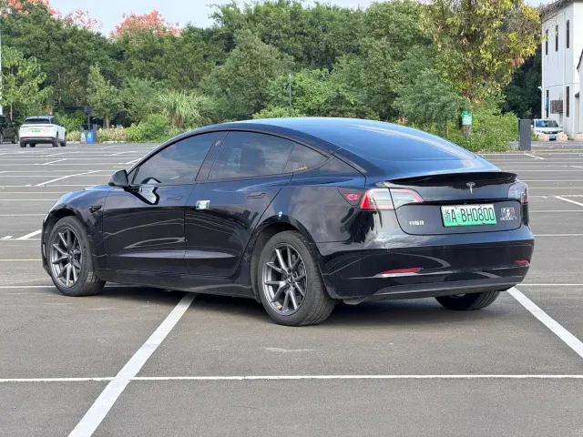 Tesla Model 3 — Фото автомобиля 8