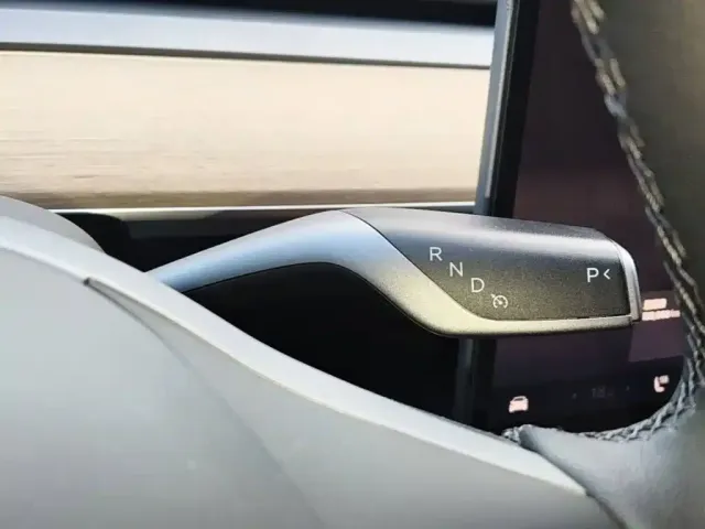 Tesla Model Y — Фото автомобиля 13