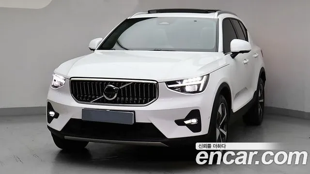 Volvo XC40 — Фото автомобиля 2
