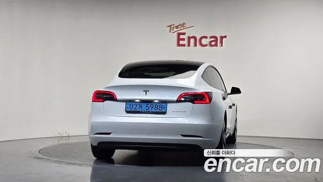 Tesla Model 3 — Фото автомобиля 4