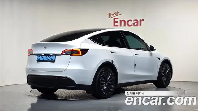 Tesla Model Y — Фото автомобиля 2