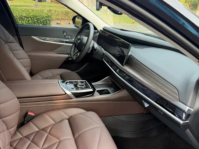 BMW 7 Series — Фото автомобиля 9
