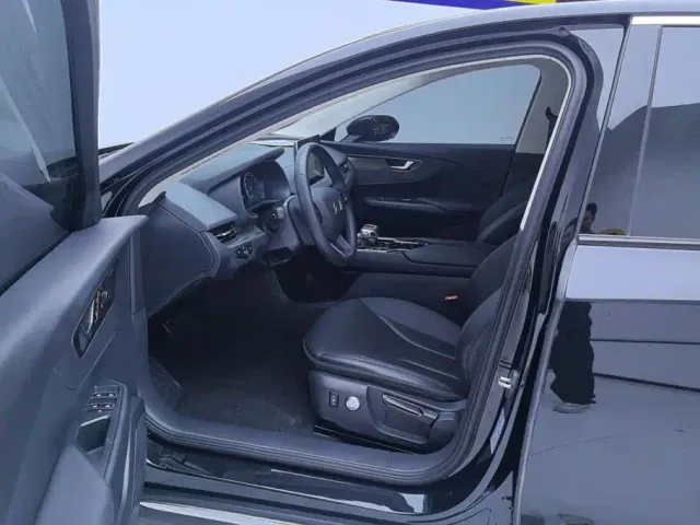 Hongqi E-QM5 — Фото автомобиля 9