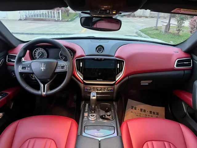 Maserati Ghibli — Фото автомобиля 12