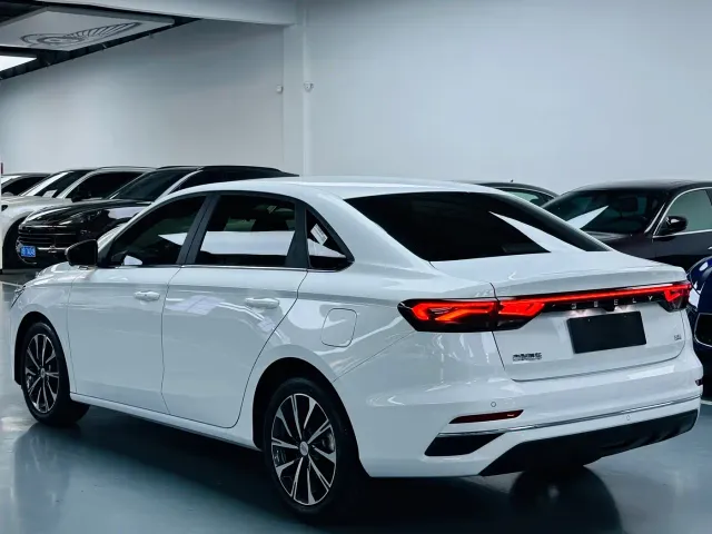 Geely Emgrand — Фото автомобиля 13