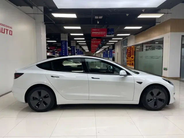 Tesla Model 3 — Фото автомобиля 3