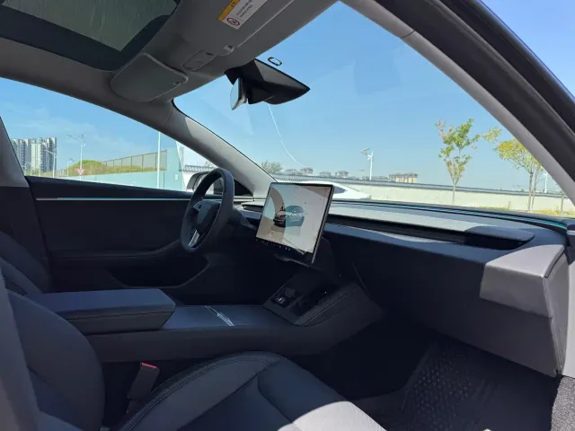 Tesla Model 3 — Фото автомобиля 17