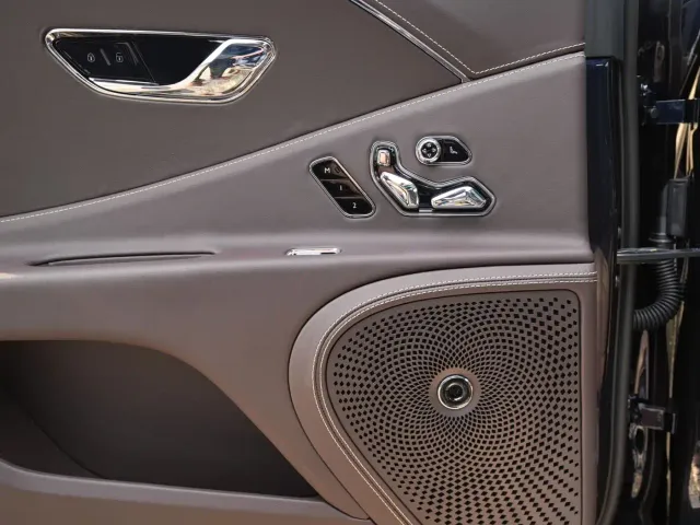 Bentley Flying Spur — Фото автомобиля 11