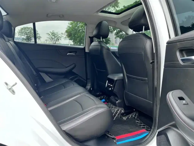 Roewe i5 — Фото автомобиля 12