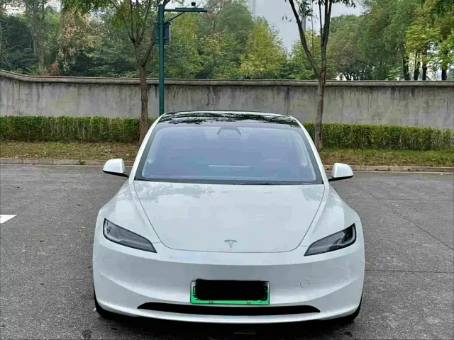 Tesla Model 3 — Фото автомобиля 2