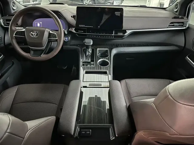 Toyota Sienna — Фото автомобиля 6