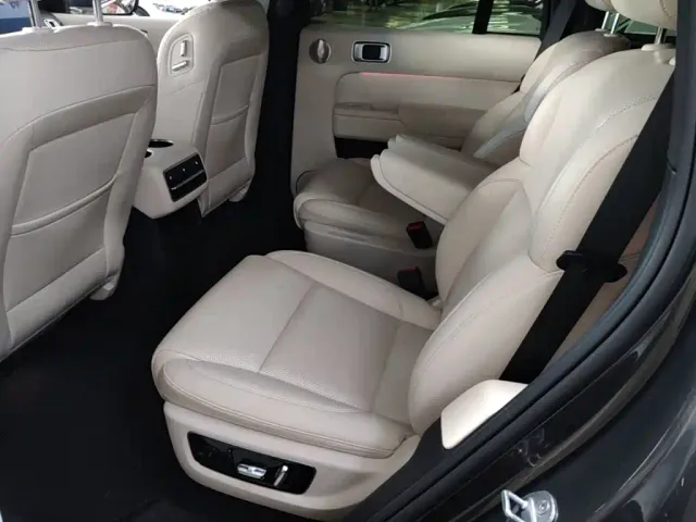 Li Auto L8 — Фото автомобиля 16