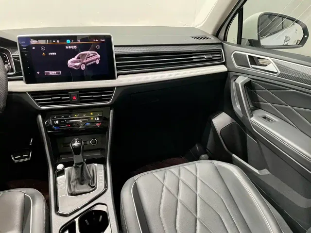 Volkswagen Tiguan L — Фото автомобиля 15