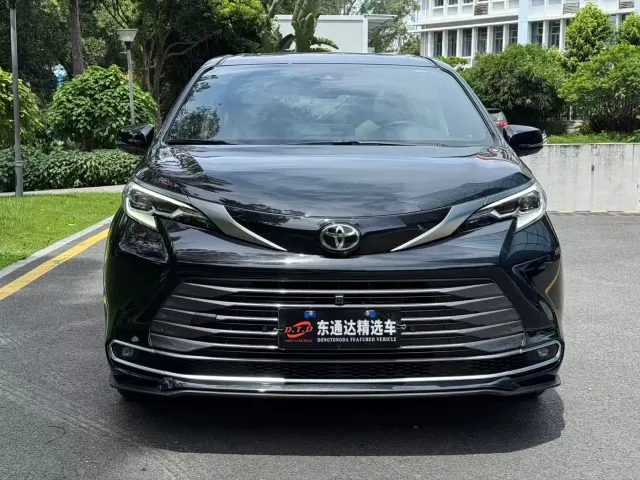 Toyota Sienna — Фото автомобиля 4