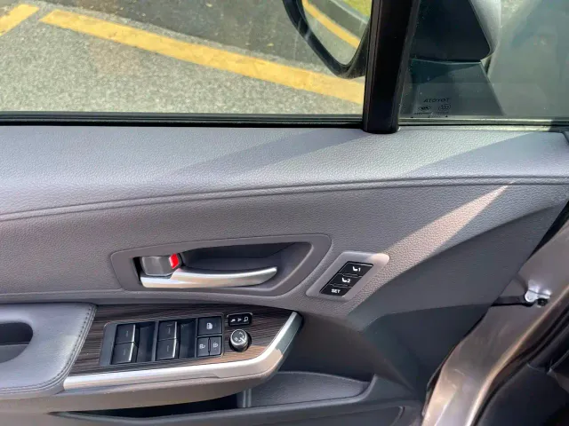 Toyota Sienna — Фото автомобиля 28