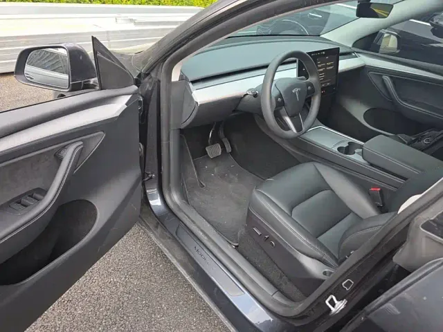 Tesla Model Y — Фото автомобиля 15