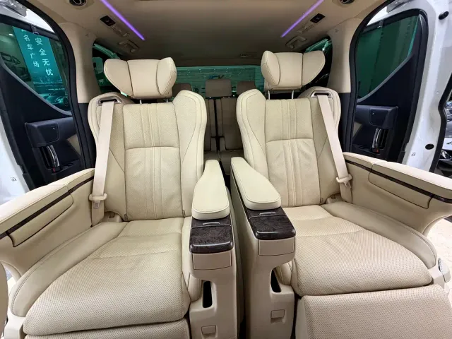 Toyota Alphard — Фото автомобиля 12