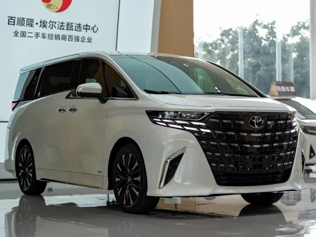Toyota Alphard — Фото автомобиля 3