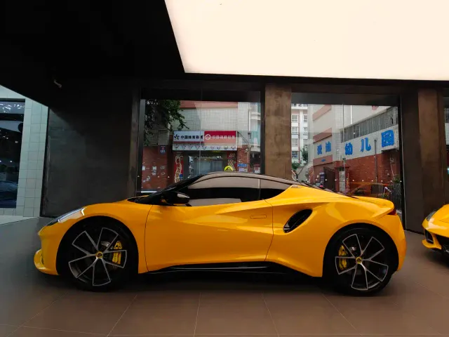 Lotus Emira — Фото автомобиля 3