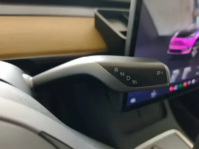 Tesla Model Y — Фото автомобиля 13