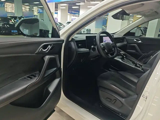 Roewe D5X DMH — Фото автомобиля 15