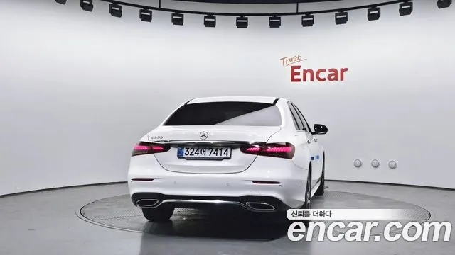 Mercedes-Benz E-Class — Фото автомобиля 4