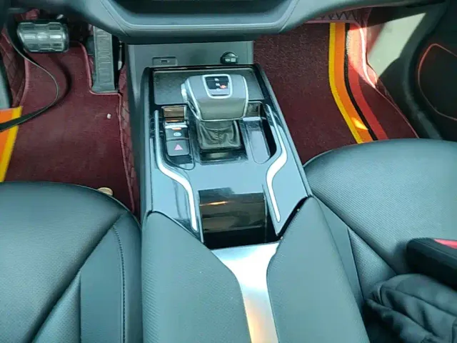 Hongqi E-QM5 — Фото автомобиля 13