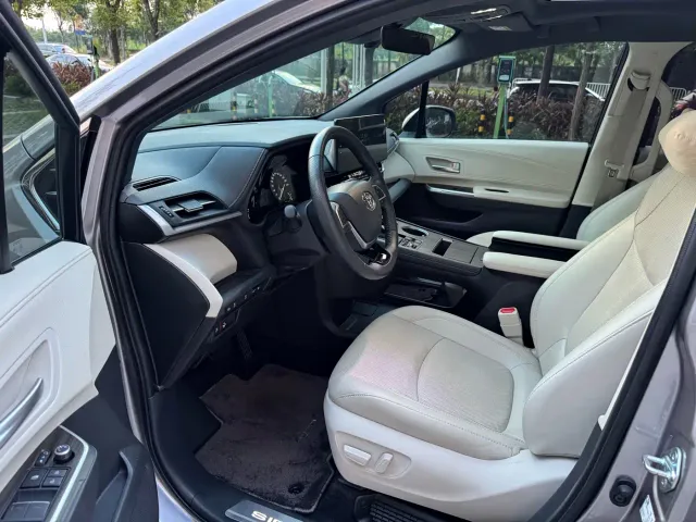 Toyota Sienna — Фото автомобиля 6
