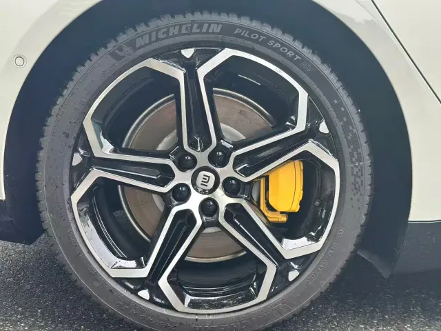 Xiaomi SU7 — Фото автомобиля 22