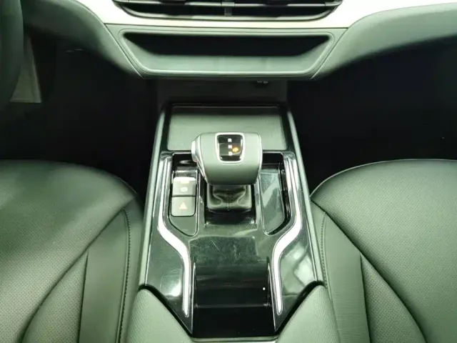 Hongqi E-QM5 — Фото автомобиля 16