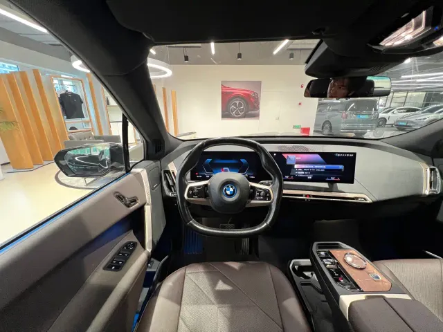 BMW iX — Фото автомобиля 13