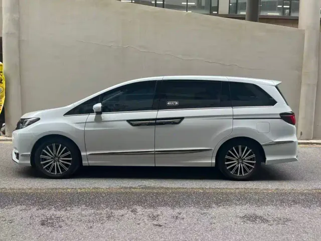 Honda Elysion — Фото автомобиля 3
