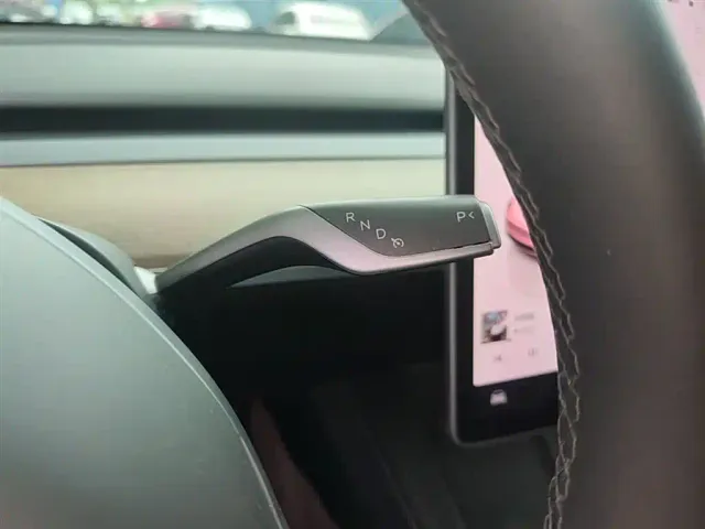 Tesla Model Y — Фото автомобиля 13