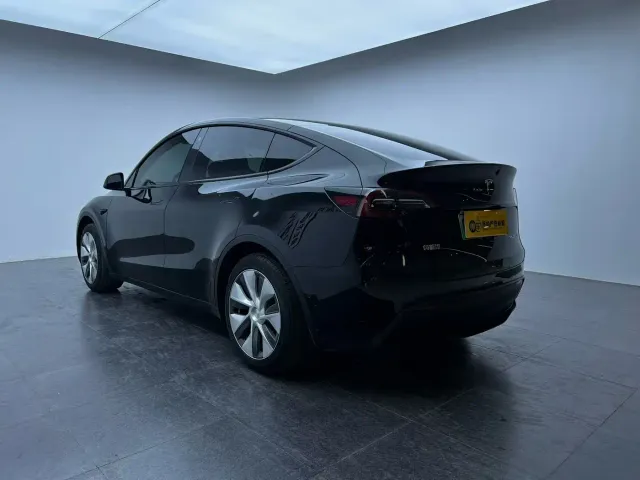 Tesla Model Y — Фото автомобиля 9