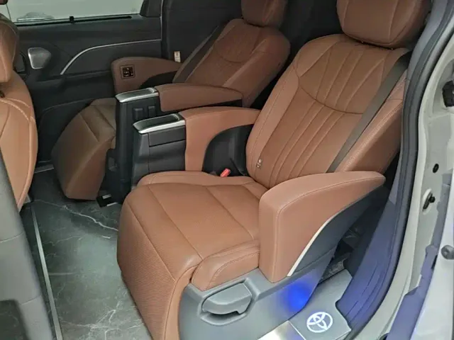 Toyota Sienna — Фото автомобиля 16