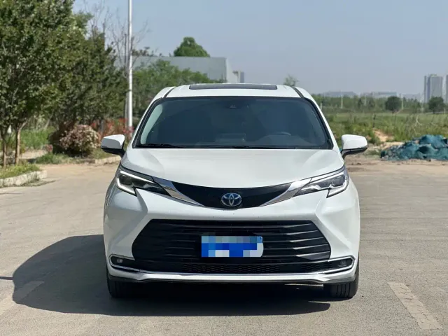 Toyota Sienna — Фото автомобиля 2
