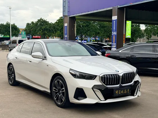BMW 5 Series — Фото автомобиля 3