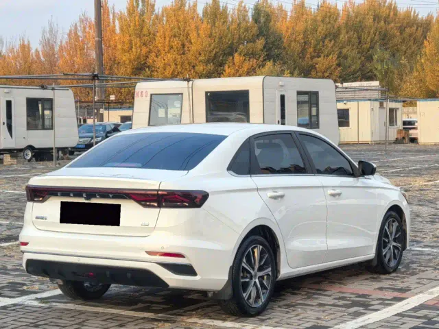 Geely Emgrand — Фото автомобиля 9