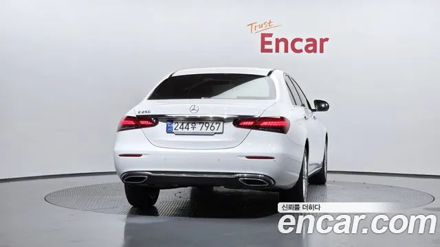 Mercedes-Benz E-Class — Фото автомобиля 4