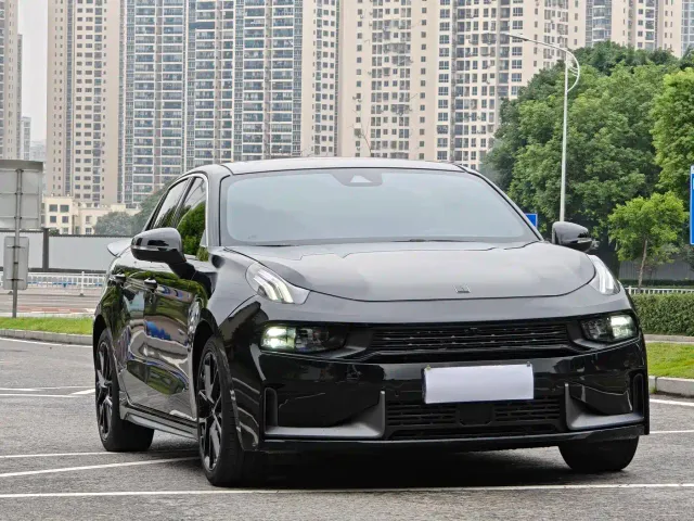 Lynk & Co 03 — Фото автомобиля 2