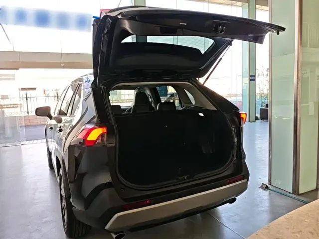 Toyota RAV4 — Фото автомобиля 18