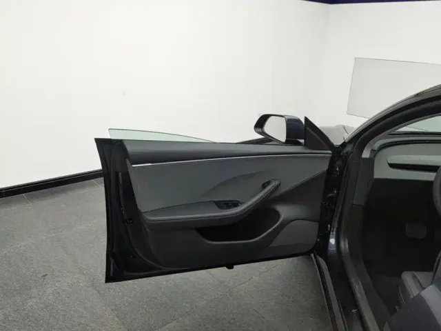 Tesla Model 3 — Фото автомобиля 7
