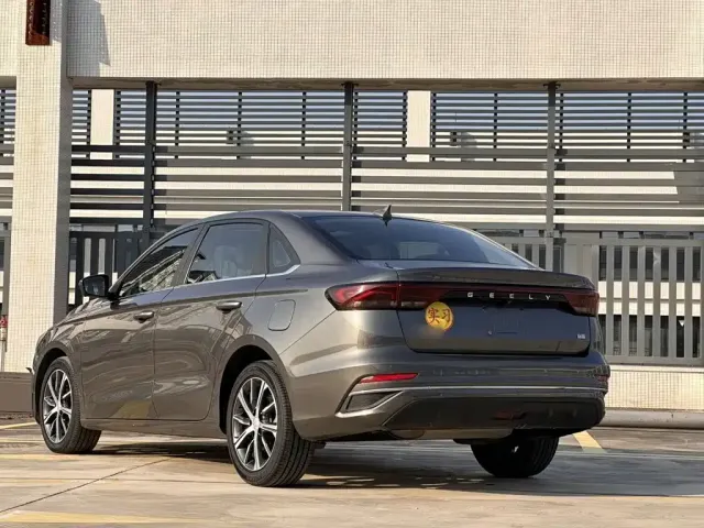 Geely Emgrand — Фото автомобиля 4