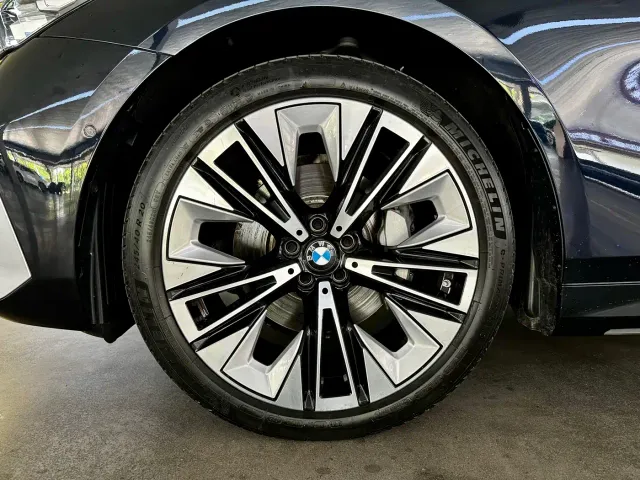 BMW 5 Series — Фото автомобиля 19